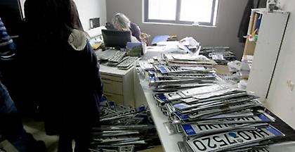 Επιστρέφει τις πινακίδες ο Δήμος Αθηναίων – Οι διαδικασίες