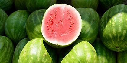 Δέσμευσαν 10 τόνους ακατάλληλα καρπούζια από επιχείρηση του Πειραιά