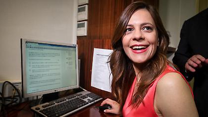 Η Έφη Αχτσιόγλου εγκαινίασε την πλατφόρμα 120 δόσεων για τα ταμεία