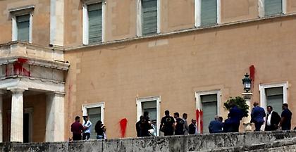 Δίωξη σε βαθμό κακουργήματος στο Ρουβίκωνα για το βανδαλισμό της Βουλής