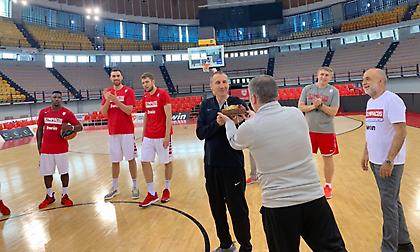 Τούρτα-έκπληξη για τα γενέθλια του Μπλατ (pics)