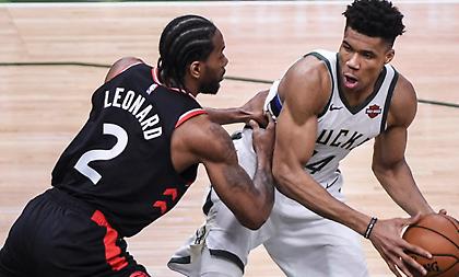 Με την πλάτη στον τοίχο Γιάννης και Μπακς