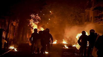 Επίθεση με μολότοφ σε ΜΑΤ κοντά στο Πολυτεχνείο - Κάηκε αυτοκίνητο