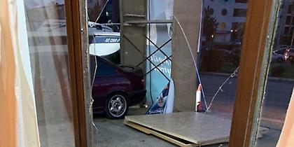 Κουκουλοφόροι έσπασαν εκλογικό περίπτερο στη Γλυφάδα