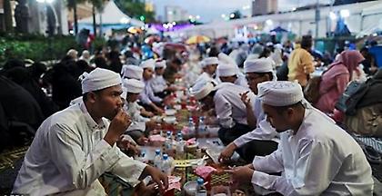 Μαλαισία:Αστυνομικοί γίνονται σερβιτόροι για να πιάσουν όσους δεν νηστεύουν