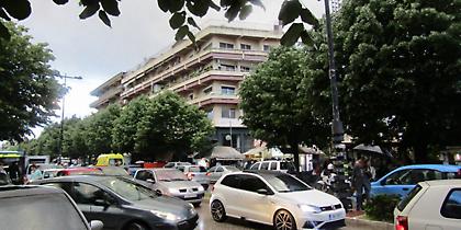 Ιωάννινα: Νεαρή γυναίκα απειλεί να πέσει στο κενό - Από ταράτσα πολυκατοικίας