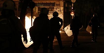 Νύχτα με μολότοφ, πυροβολισμούς, εμπρησμούς και επεισόδια στην Αθήνα