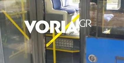 Επιβάτης έσπασε το τζάμι λεωφορείου με τη γροθιά του (pic)