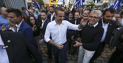 Σε στέκι του ΣΥΡΙΖΑ πάει ο Μητσοτάκης, σε ουζερί στο Κερατσίνι ο Τσίπρας