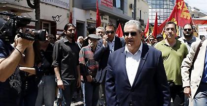 Επίσκεψη Δ. Κουτσούμπα στο εκλογικό περίπτερο του ΚΚΕ στο Περιστέρι