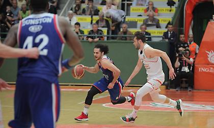 «Σκούπισε» και πέρασε ημιτελικά η Εφές