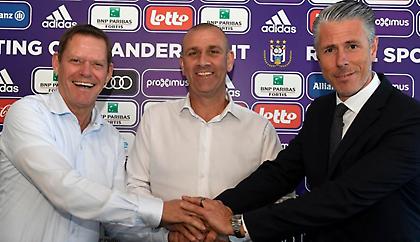 Νέος προπονητής της Άντερλεχτ ο Σιμόν Ντέιβις