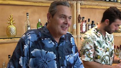 Σε... ρόλο μπάρμαν ο Πάνος Καμμένος