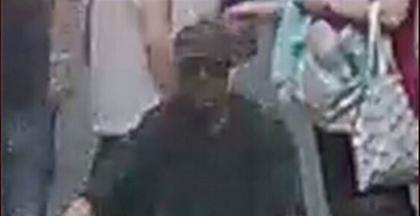 Στη δημοσιότητα 2 νέες φωτογραφίες του υπόπτου για την έκρηξη στη Λιόν