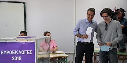 Ο γιος του Μητσοτάκη ψήφισε για πρώτη φορά - Μαζί με τον πατέρα του (pics)