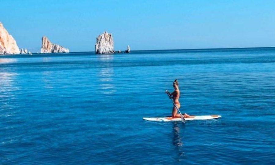 Η ελληνική «Γαλάζια λίμνη»: Το νησί-όνειρο που δεν προλαβαίνεις να κάνεις δεύτερο μπάνιο (pics)