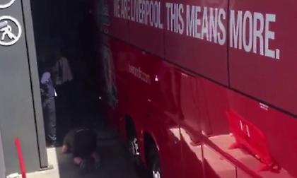 Φράκαρε σε τούνελ κάτω από το Wanda Metropolitano το πούλμαν της Λίβερπουλ (video)