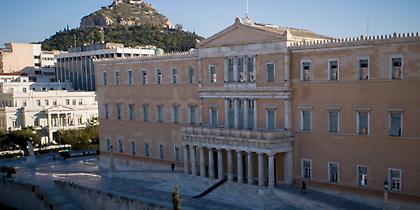 Διπλό «καμπανάκι» από το Γραφείο Προϋπολογισμού για τις παροχές