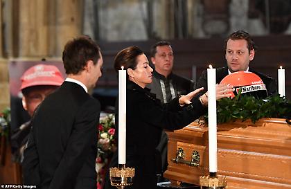 Η χήρα του Λάουντα τοποθέτησε το κράνος του πάνω στο φέρετρο (pics)