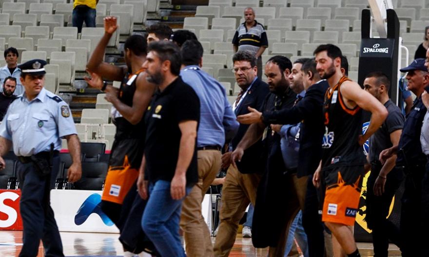 Ένταση με τον Γιατρά στο ΟΑΚΑ μετά τη νίκη της ΑΕΚ