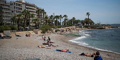 Καιρός για… βουτιές την Πέμπτη: Ανεβαίνει κι άλλο το θερμόμετρο, ως τους 32 βαθμούς