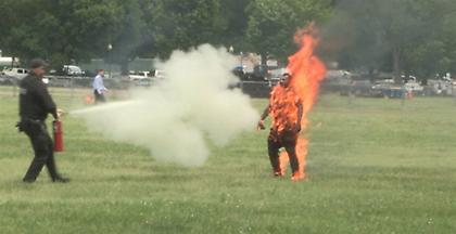 Η στιγμή που άνδρας αυτοπυρπολείται μπροστά στον Λευκό Οίκο (Video+pics)