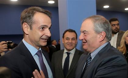 Συνάντηση Καραμανλή-Μητσοτάκη στη Βουλή