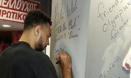 Οι αγορές του Γουίλιαμς-Γκος στο κατάστημα του Ολυμπιακού (pics)