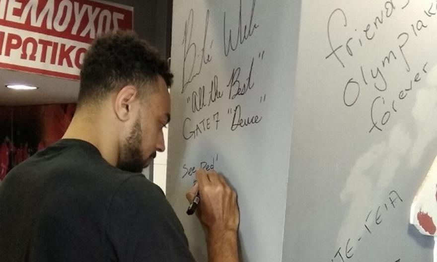 Οι αγορές του Γουίλιαμς-Γκος στο κατάστημα του Ολυμπιακού (pics)