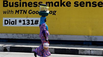 Δημόσια υπάλληλος είπε ότι φίδι έφαγε χαρτονομίσματα 100.000 ευρώ, αλλά δεν έπεισε