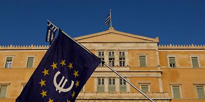 Bloomberg: Το ελληνικό χρέος δεν είναι πια το φόβητρο της Ευρώπης