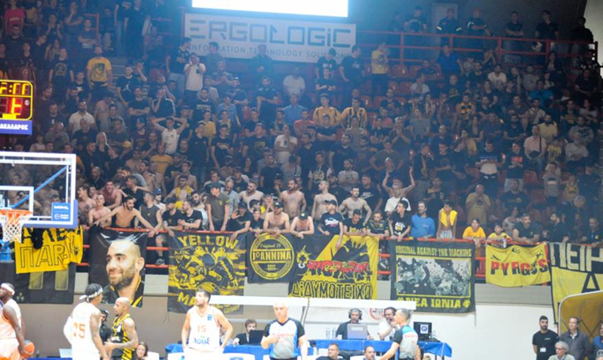 Οπαδός της ΑΕΚ έκανε βόλτα στο παρκέ της Πάτρας! (video)