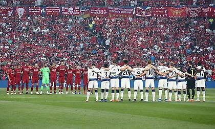 Ενός λεπτού σιγή για τον Ρέγες στον τελικό (video/pics)