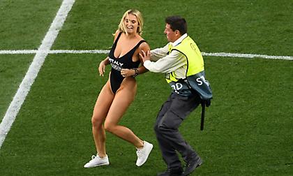 Θηλυκή εισβολή στον τελικό (video)