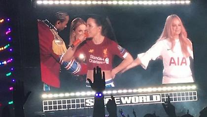 Μέλος των Spice Girls εμφανίστηκε με φανέλα Λίβερπουλ σε συναυλία στο Μάντσεστερ