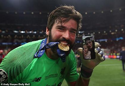 Ο Άλισον έβαλε την… πολύ έγκυο γυναίκα του στο «πάρτι» της Λίβερπουλ (pics)