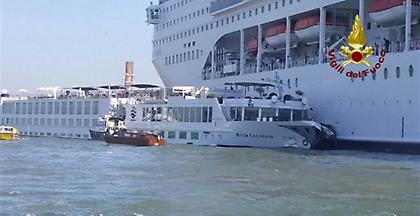 Ιταλία: Τεράστιο κρουαζιερόπλοιο συγκρούσθηκε με μικρότερο σκάφος (video)
