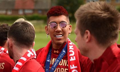 Έβαψε κόκκινο το μαλλί του ο Φιρμίνο (pics)