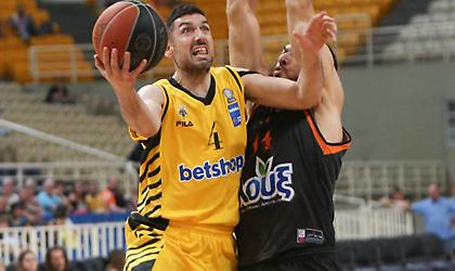 Απίθανο τρίποντο από τον Ξανθόπουλο πίσω από το κέντρο! (vid)