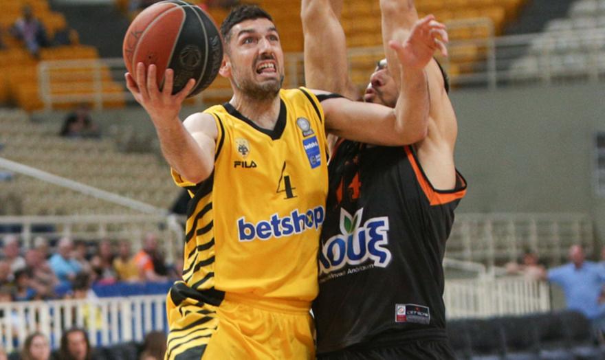 Απίθανο τρίποντο από τον Ξανθόπουλο πίσω από το κέντρο! (vid)