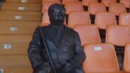 Το άγαλμα της Βαλένθια στο γήπεδο για τον τυφλό φίλο της που είχε διαρκείας και πέθανε