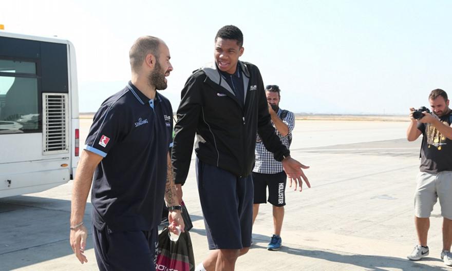 Έστειλε φανέλα στον Σπανούλη ο Αντετοκούνμπο (pic)