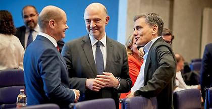 Καμπανάκι Κομισιόν για παροχές Τσίπρα: Κινδυνεύουν οι δημοσιονομικοί στόχοι