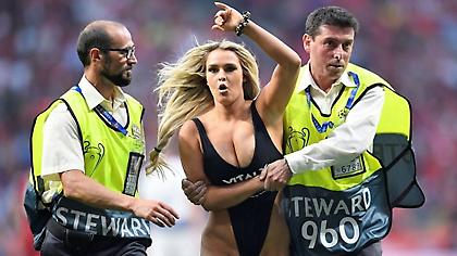 Πρόστιμο 15.000 ευρώ στην «καυτή» εισβολέα του τελικού, αλλά μυθικά κέρδη