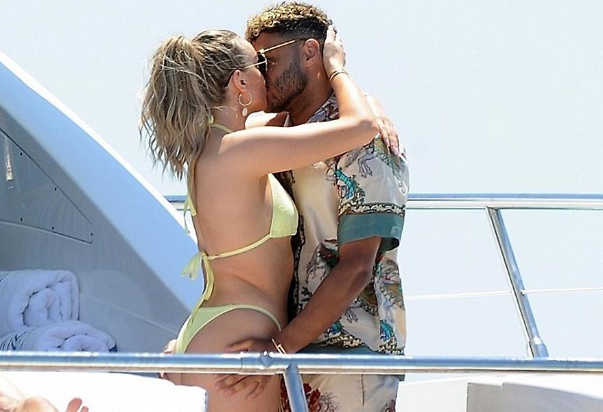 Ο Τσάμπερλεϊν γιορτάζει το Champion League σε γιοτ με τη σέξι σύντροφό του (pics)