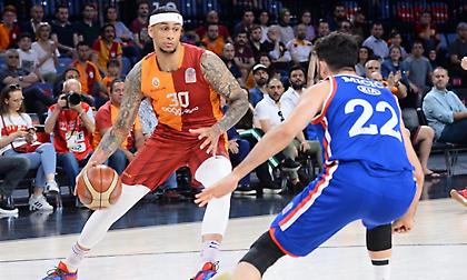 Έβαλε buzzer beater σχεδόν από το κέντρο ο Όγκαστ! (video)