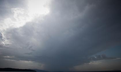 Καιρός: Ανεβαίνει κι άλλο η θερμοκρασία, αλλά συνεχίζονται οι βροχές