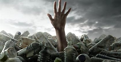 Ο μέσος άνθρωπος καταναλώνει έως 121.000 μικροπλαστικά σωματίδια το χρόνο!