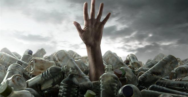 Ο μέσος άνθρωπος καταναλώνει έως 121.000 μικροπλαστικά σωματίδια το χρόνο!