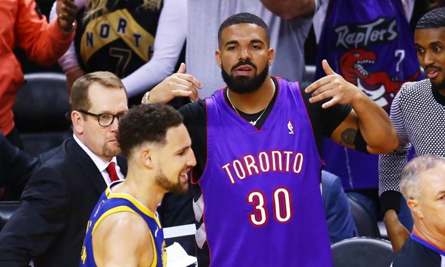 «Γλέντι» Drake στον Κλέι Τόμπσον μετά το break των Ράπτορς (pic)
